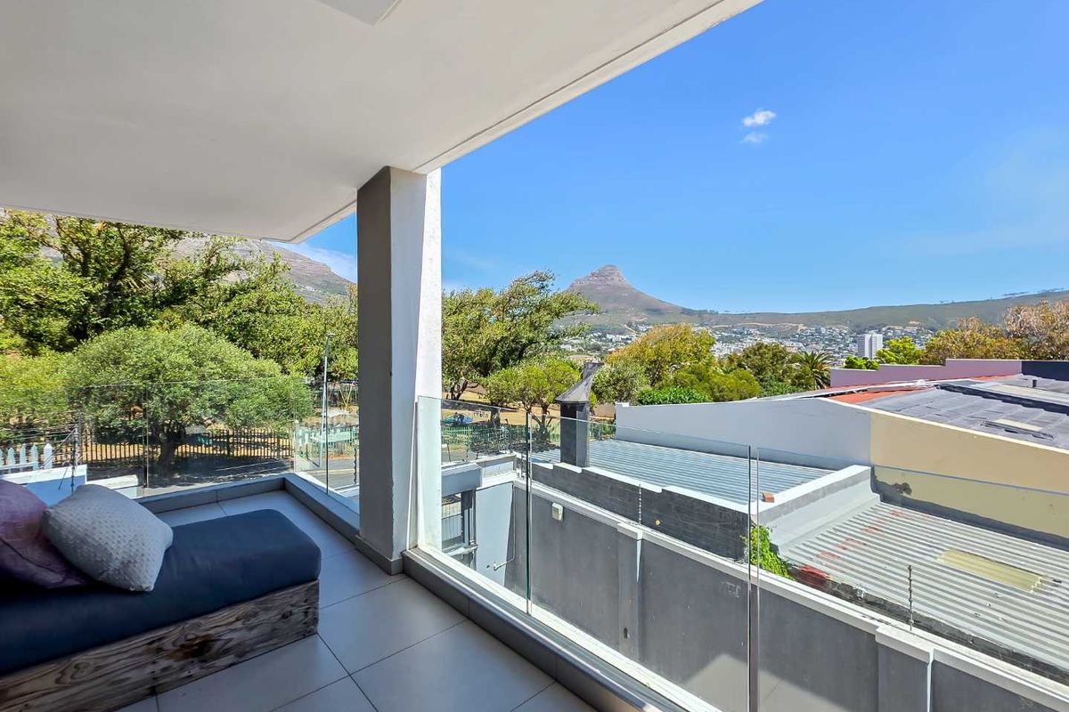 Beautiful Sunny Apartment with Iconic Mountain Views - Photo 2