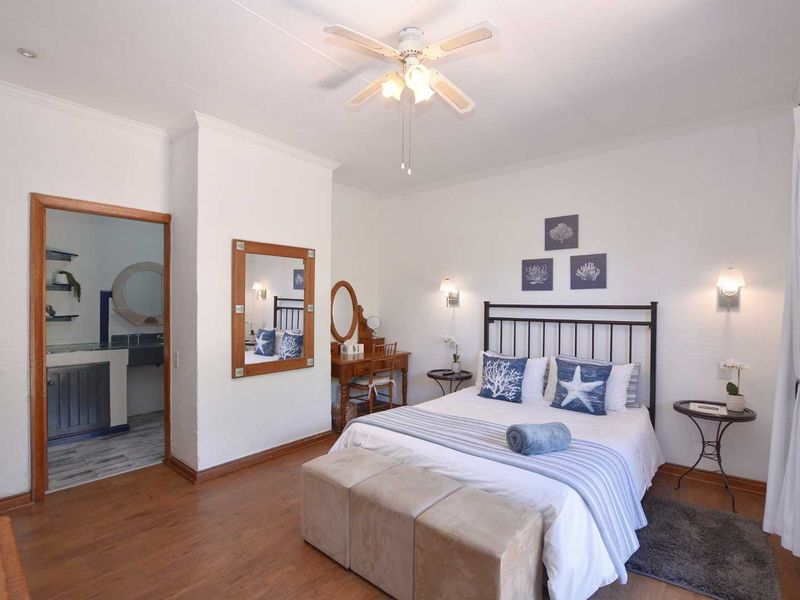 Elegant Seven Bedroom Home - Photo 5