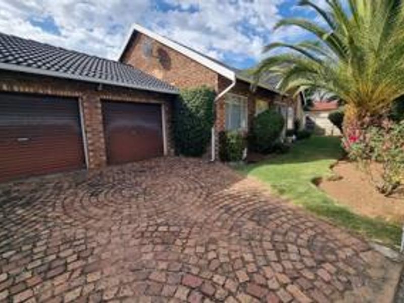 **Three Bedroom Home | Two Bathrooms | Two Garages | Swimming Pool | Staff Accommodation** - Photo 2