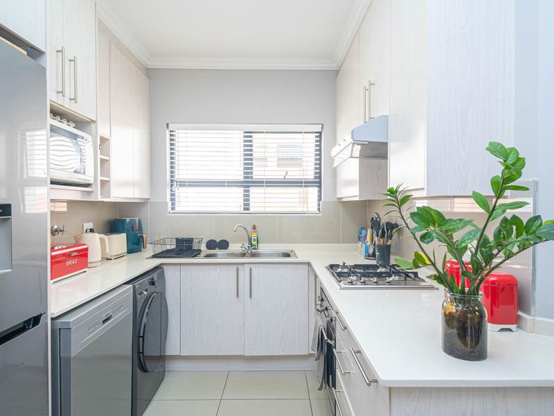 Modern Move-In Ready 3 Bedroom Apartment in The Falls Lifestyle Estate - Photo 5