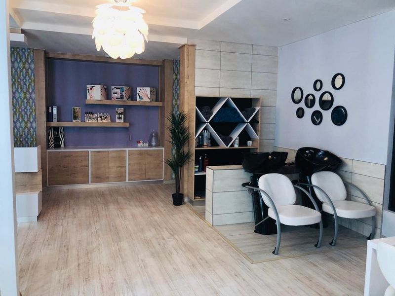 Business building for sale - Photo 2