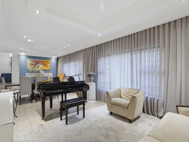 Luxury Family Home with Spectacular Panoramic Views in Glenvista - Photo 7