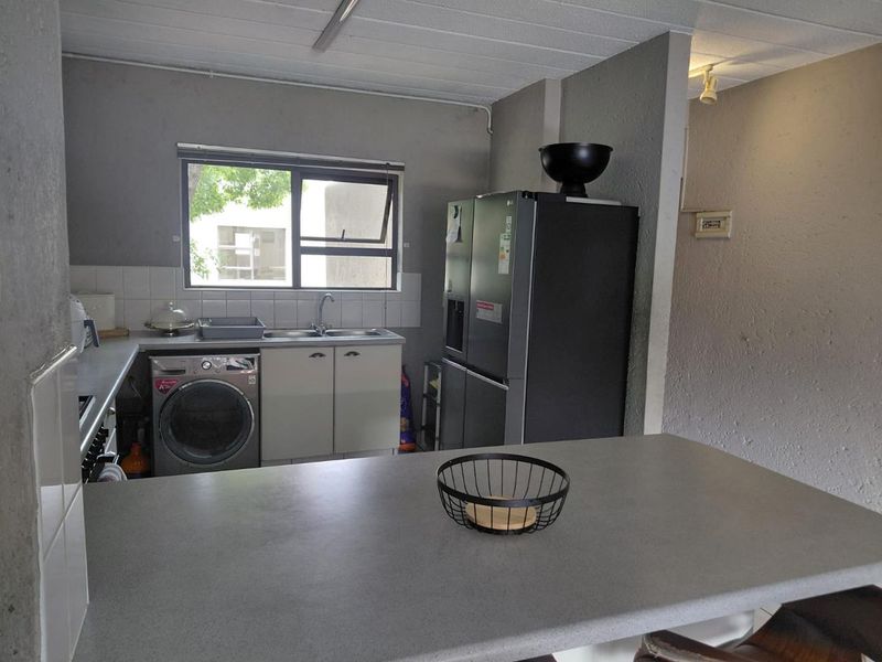 Spacious 3 Bedroomed Townhouse For Sale,  In The Secure Enclosure Of Lakefield - Photo 6