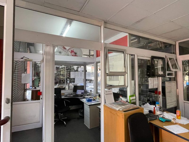 Prime 1,083m2 Ground Floor Warehouse | Stanhope Place | Springfield Park - Photo 10
