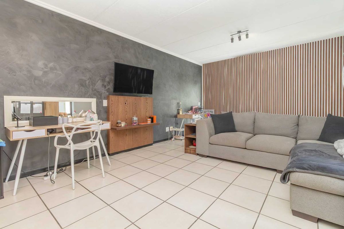 🌟 Stylish, Move-In Ready Bachelor in The Matrix, Paulshof – Exceptional Value! 🌟 - Photo 2