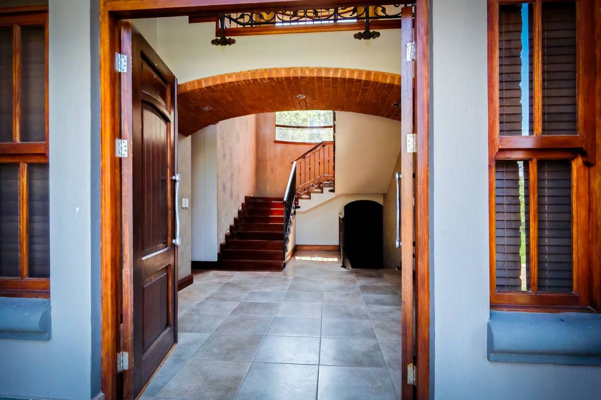 Magnificent residence with flatlet for sale in Estate D Afrique - Photo 2