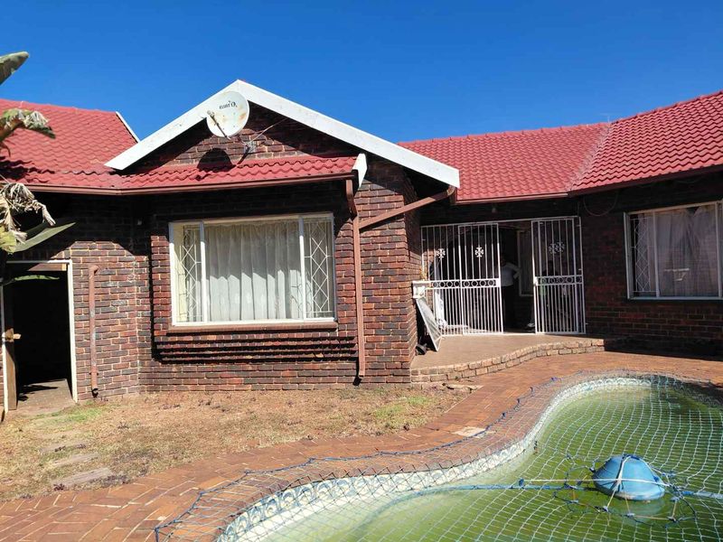 Your Dream Cluster Home: Pool, Study & Prime Location - Photo 1