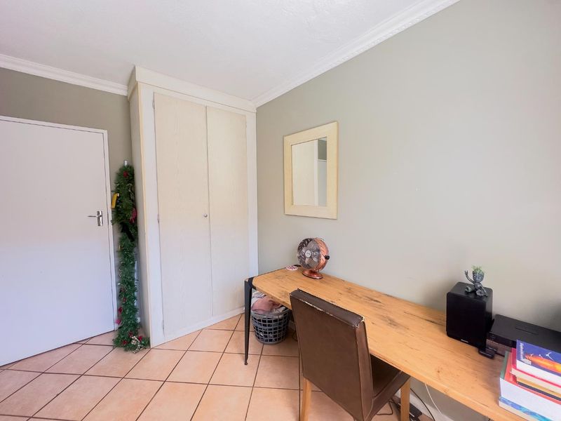 Stylish Renovated 2 Bedroom Townhouse with Stunning Garden in Equestria - Photo 9