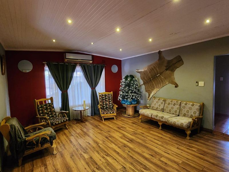 8 Bedroom Property | Main House + 2 Separate Townhouses | Exceptional Investment Opportunity - Photo 9