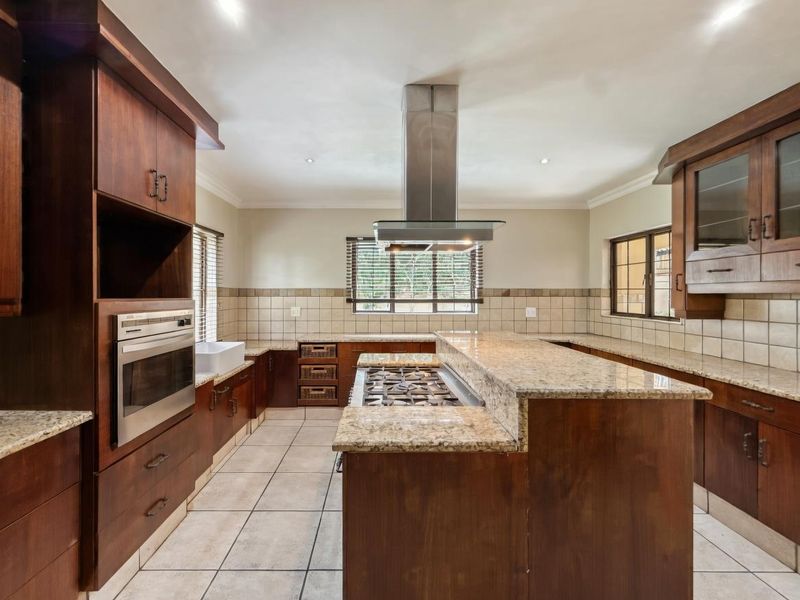 Waterkloof Golf Estate Gem – 4 Beds, Pool, Golf Course Views & Pure Elegance - Photo 8