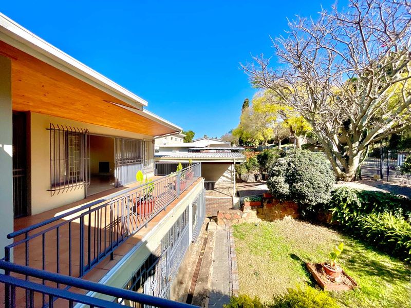 **7-Bedroom, 3-Level Home: Perfect for Dual Family Living or Commune Potential** - Photo 6