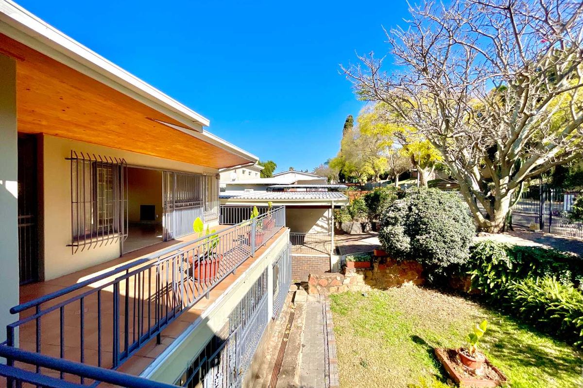 GROENKLOOF/LUKASRAND LIFESTYLE, SPACE FOR TWO FAMILIES AND ENDLESS POTENTIAL - 7 Bedroom North Facing Two-level Home - Photo 2