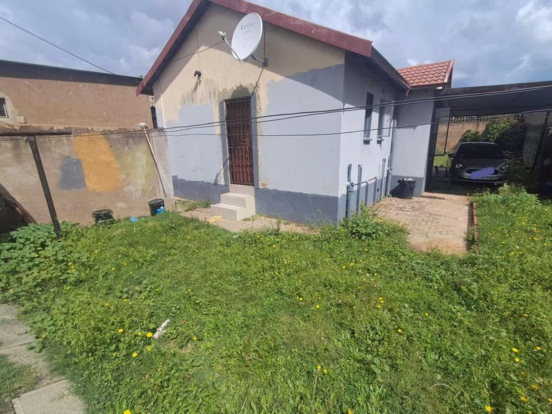 3 BEDROOM HOUSE WITH 6 FLATLETS IN EBONY PARK EXT 6 - Photo 2