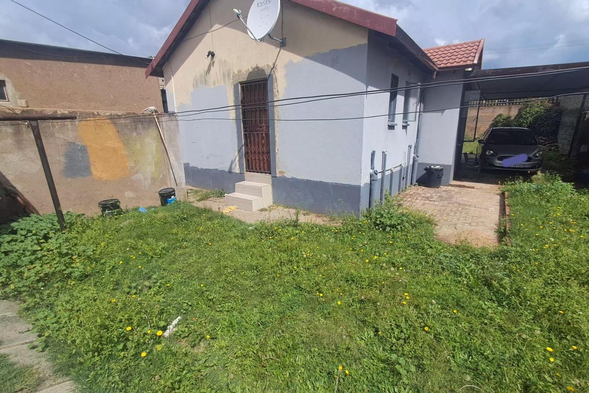 3 BEDROOM HOUSE WITH 6 FLATLETS IN EBONY PARK EXT 6 - Photo 2