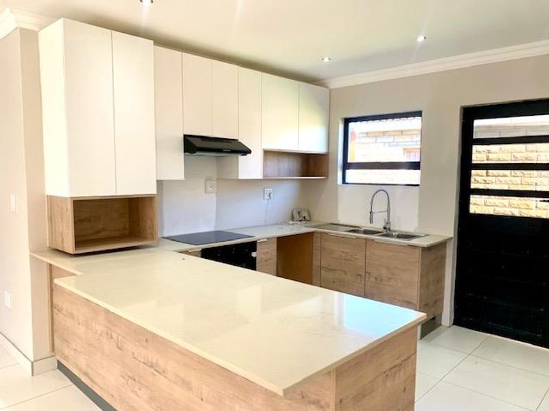 MODERN FAMILY HOUSE IN THABA NCHU - Photo 4