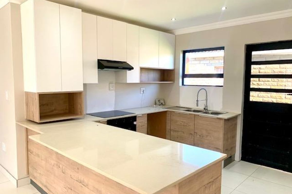 MODERN FAMILY HOUSE IN THABA NCHU - Photo 4