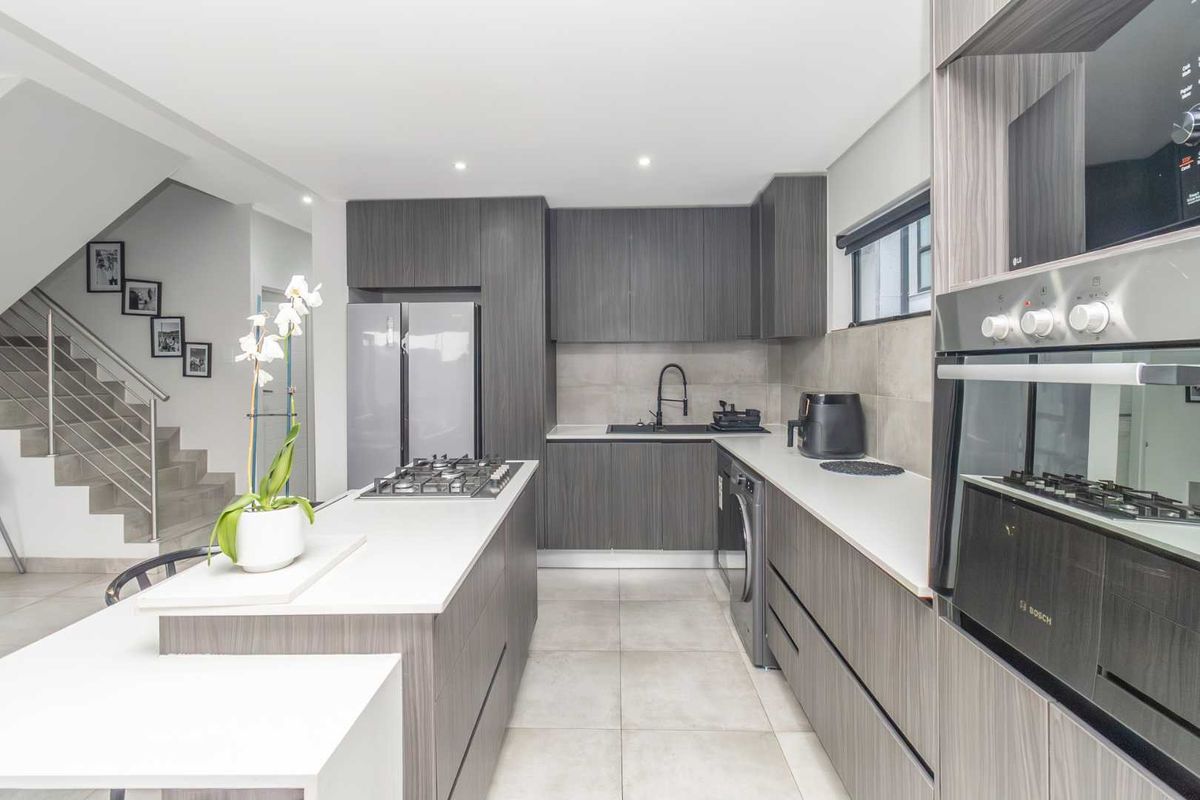 Spacious -  3 bedroom home with En Suites & Pajama Lounge - Photo 2