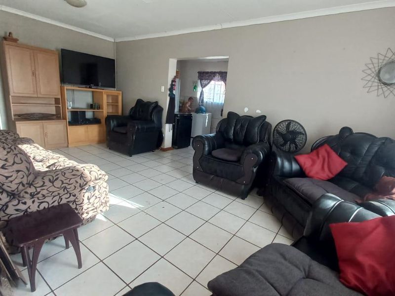 Well priced Lovely facebrick Townhouse BUT please note it resides on its own stand fully fenced, - Photo 4