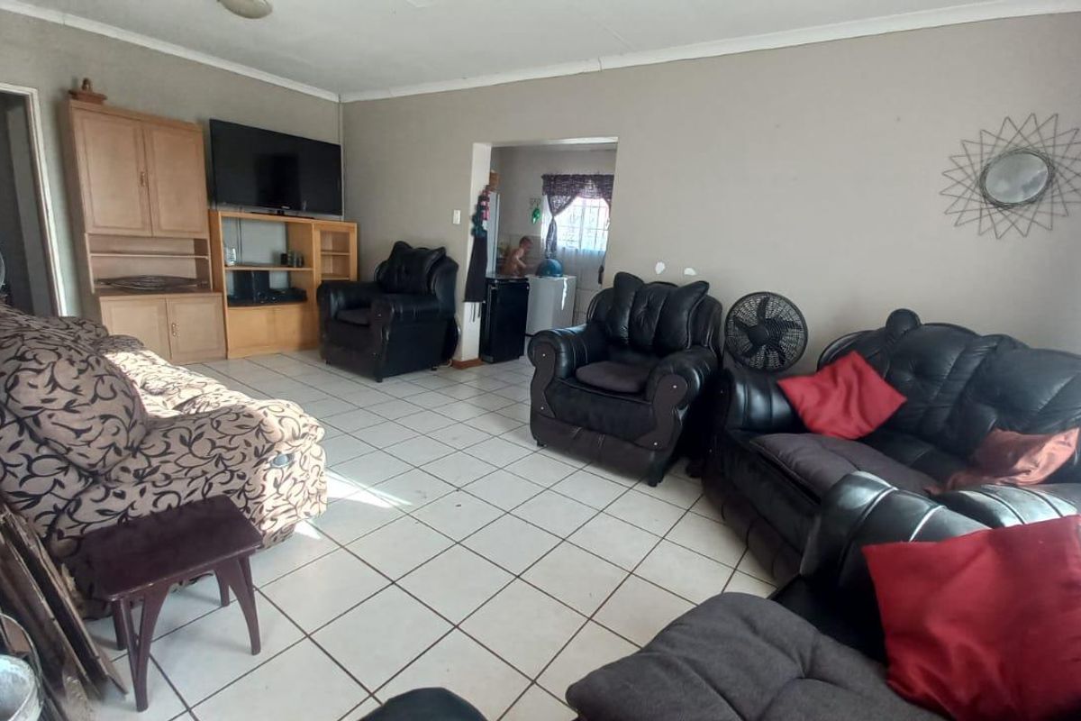 Well priced Lovely facebrick Townhouse BUT please note it resides on its own stand fully fenced, - Photo 4