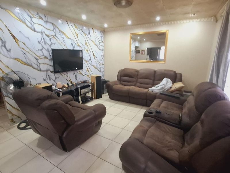 Spacious 3-Bed Home with Parking in Escombe - Photo 2