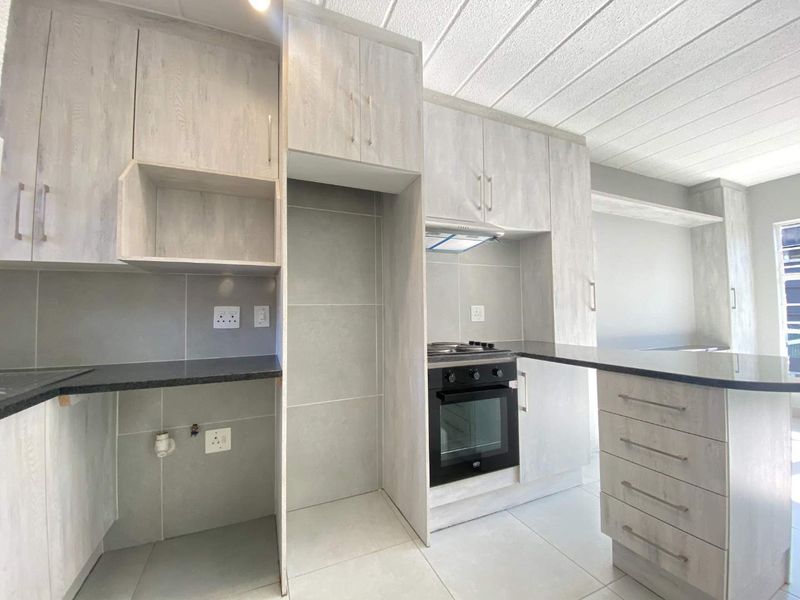 Beautifully Renovated Ground Floor Unit - Photo 2
