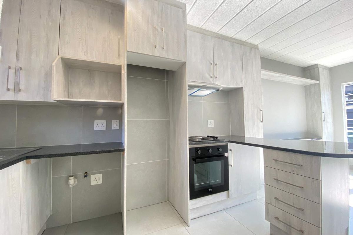 Beautifully Renovated Ground Floor Unit - Photo 2