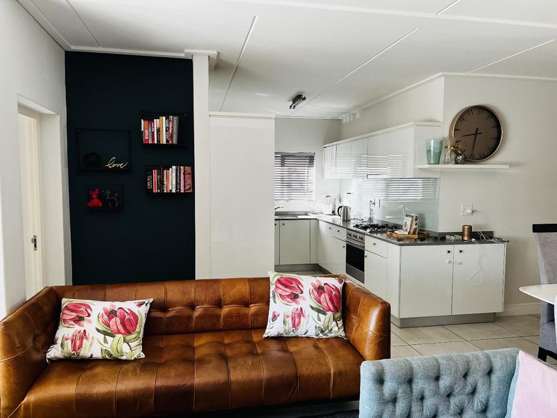 Elegant Fully Furnished 3-Bedroom Garden Unit - Photo 6