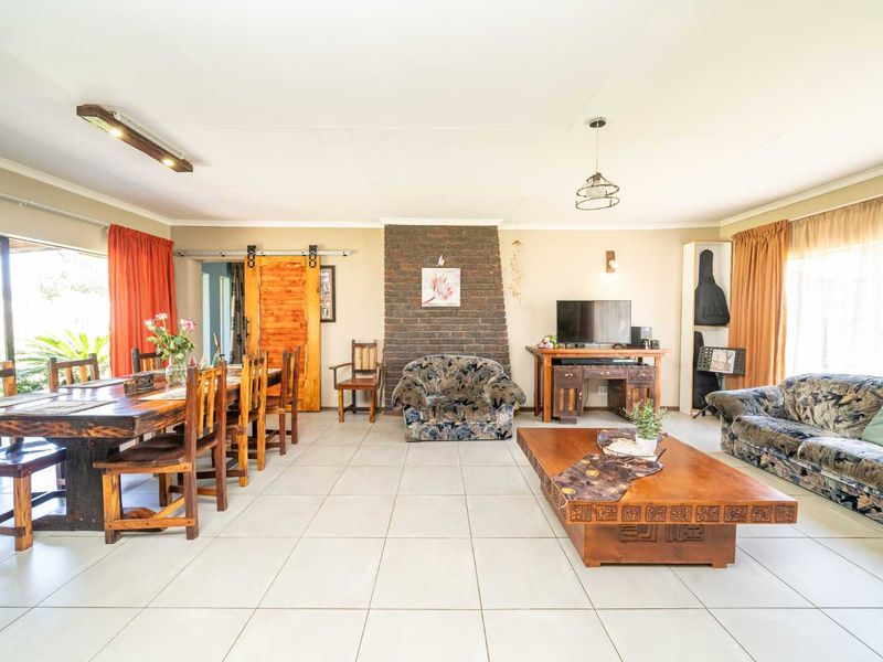 Spacious Family Home with Expansive Garden and Pool in Parkrand** - Photo 9