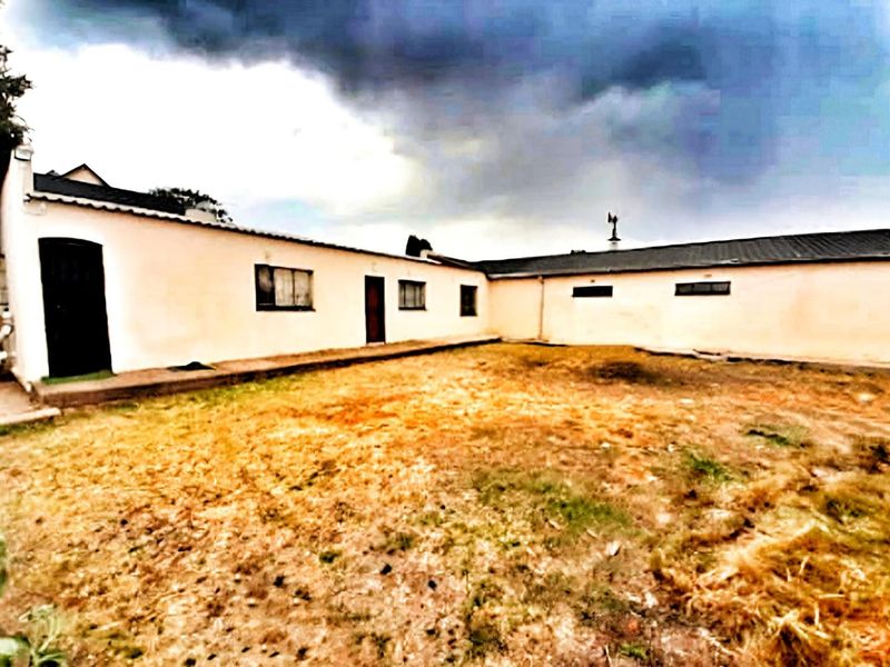 "An ideal home featuring a vast expanse of land of 2.5 Hectares" - Photo 6