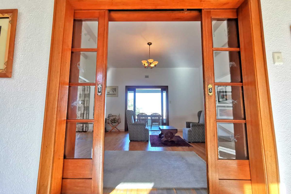 Two-storey house for sale in Klein Windhoek with stunning views - Photo 3