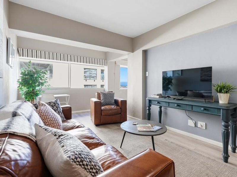 Stunning 1-Bedroom Ocean View Apartment in Mouille Point - Photo 5