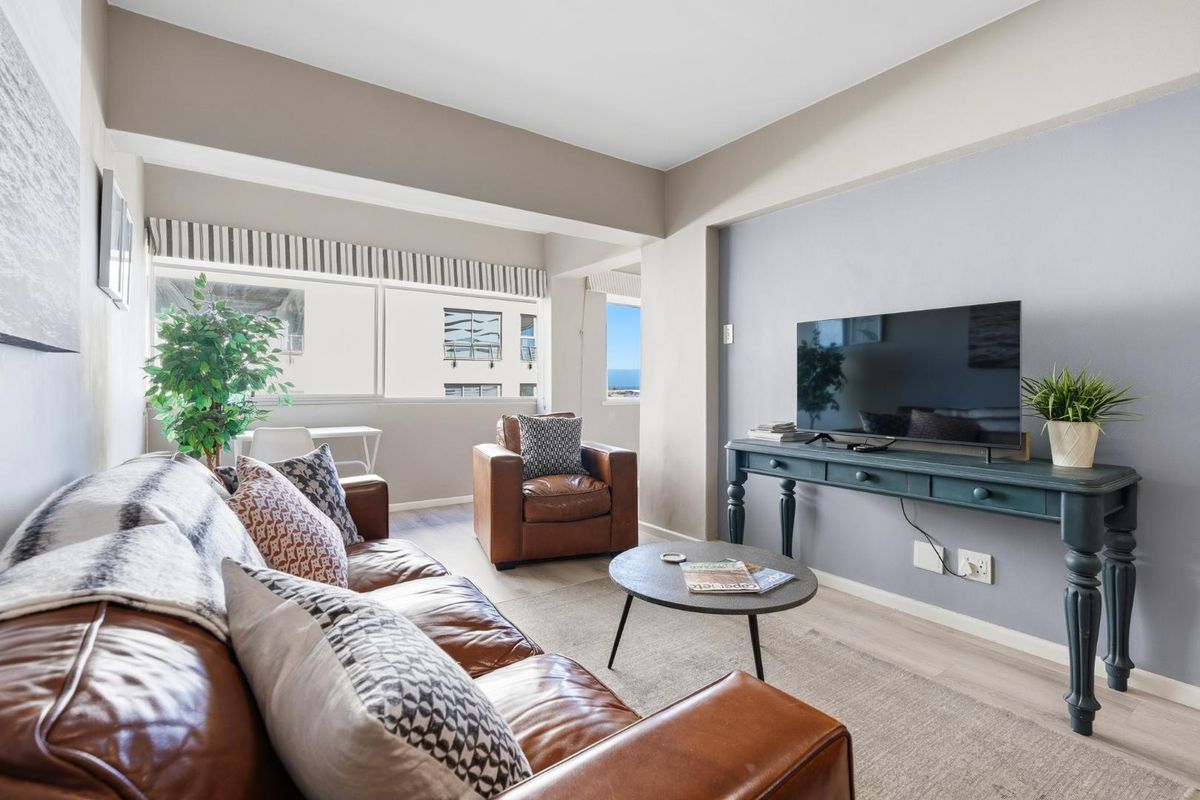 Stunning 1-Bedroom Ocean View Apartment in Mouille Point - Photo 5