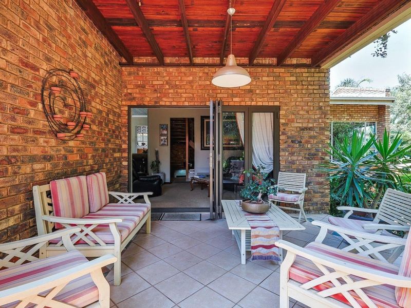 This beautiful family dream home offers space, flow, and comfort in perfect harmony. Designed for easy living and unforgettable entertaining. - Photo 2