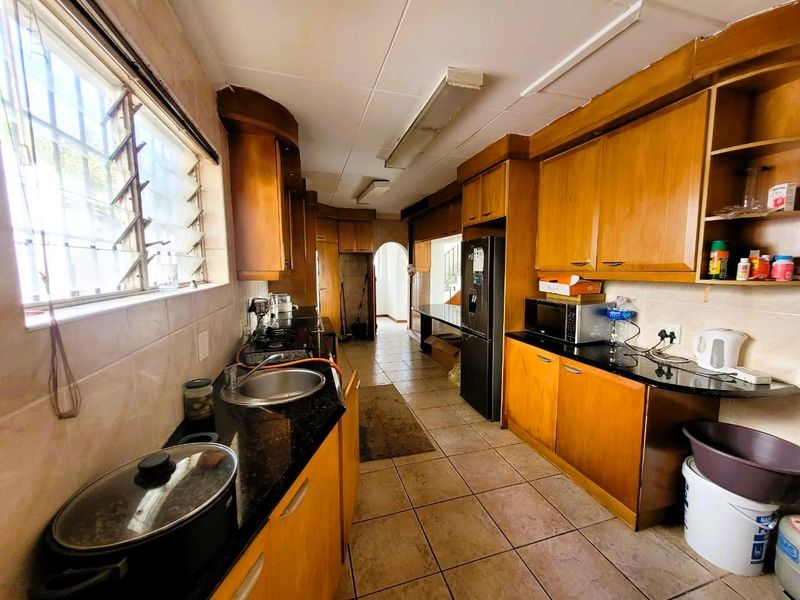 **Spacious Double Story Family Home in Upper Glenwood** - Photo 9