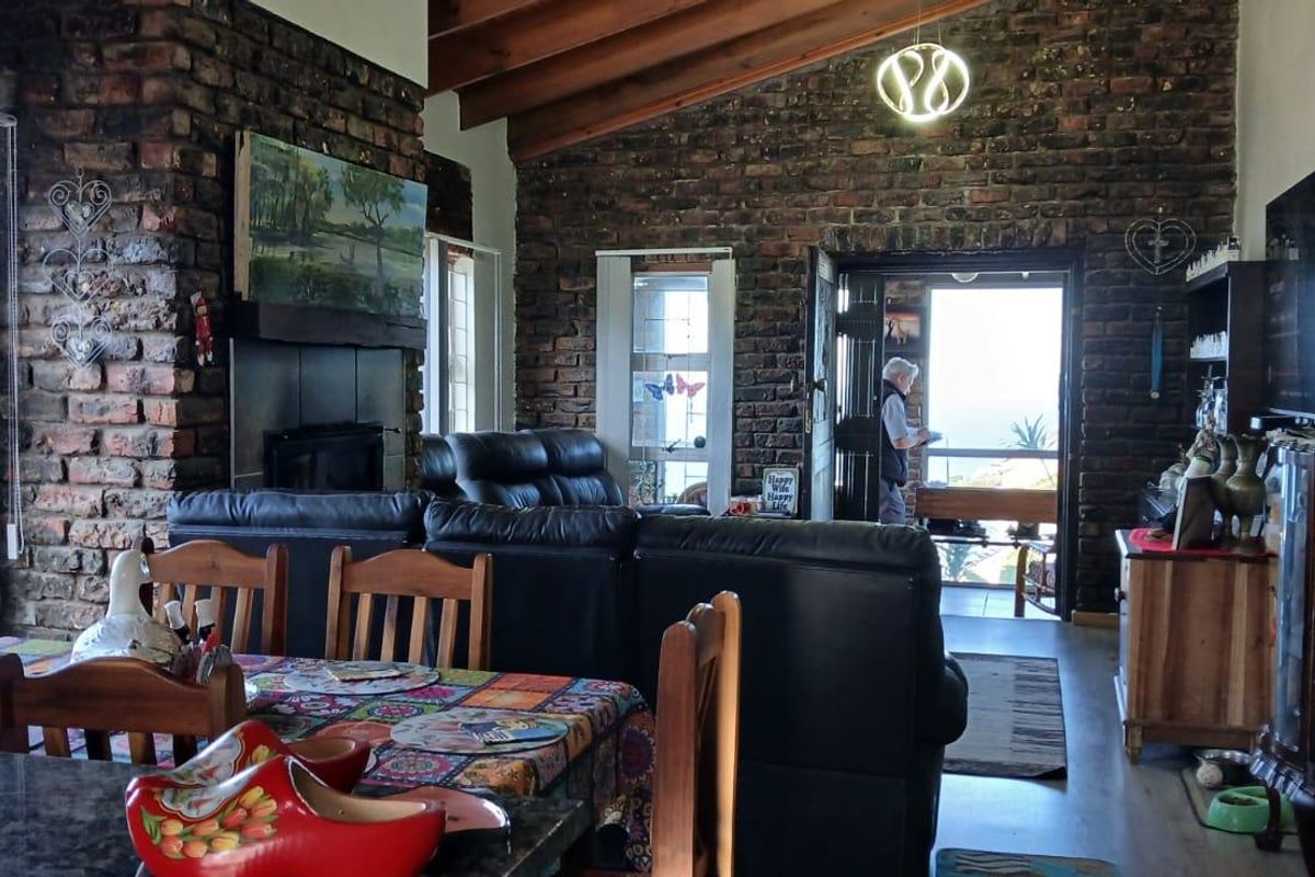 Spacious Face-brick home with panoramic ocean views - Photo 4