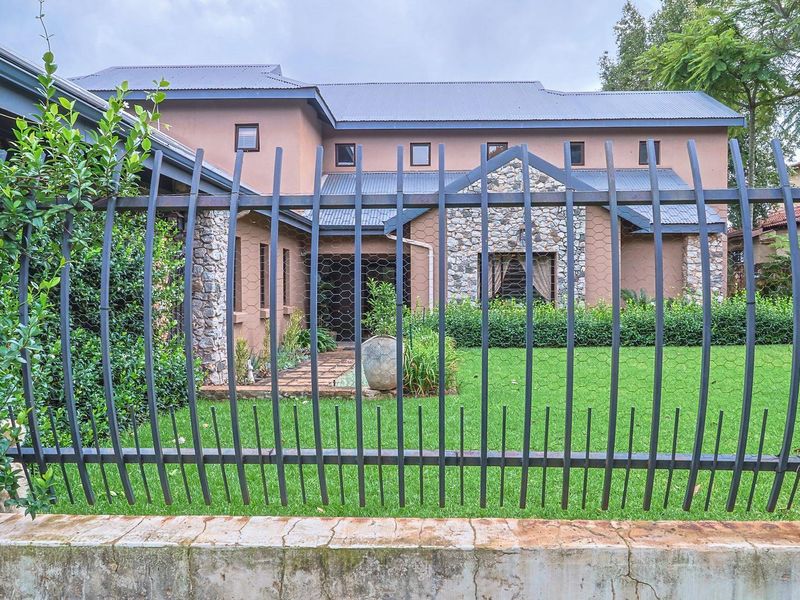 BEAUTIFUL FARMSTYLE HOME IN A SMALL SECURITY ESTATE - CLOSE TO ALL AMENITIES - Photo 2