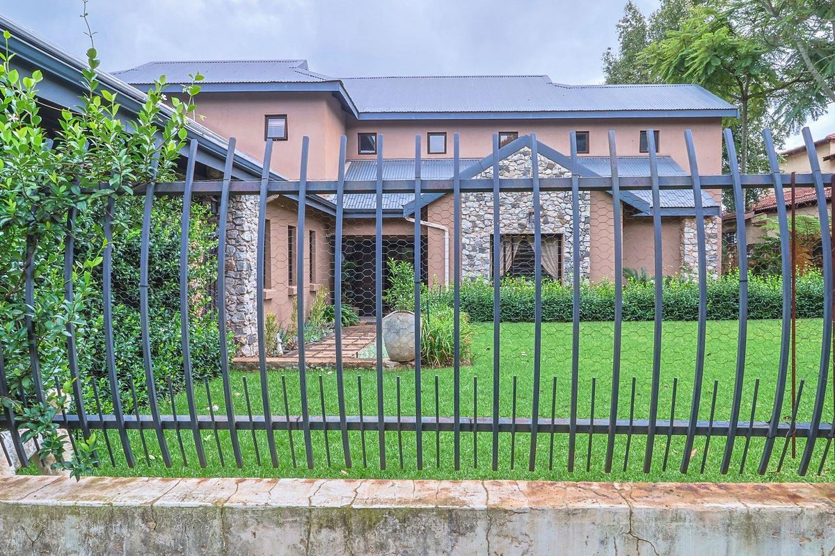 BEAUTIFUL FARMSTYLE HOME IN A SMALL SECURITY ESTATE - CLOSE TO ALL AMENITIES - Photo 2