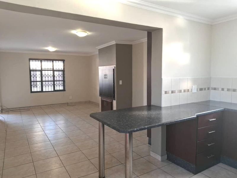 Beautiful Townhouse for Sale in Fairways Complex - Walvis Bay - Photo 7