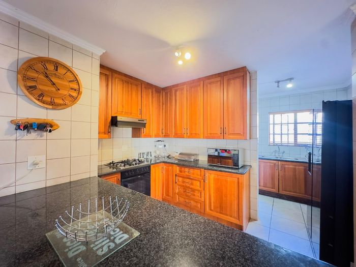 Property #2499838, Townhouse For Sale in Equestria