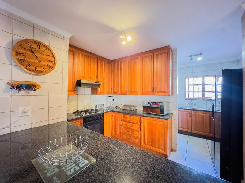 Elegant 3-Bedroom Duplex with an Enclosed Patio - Photo 1