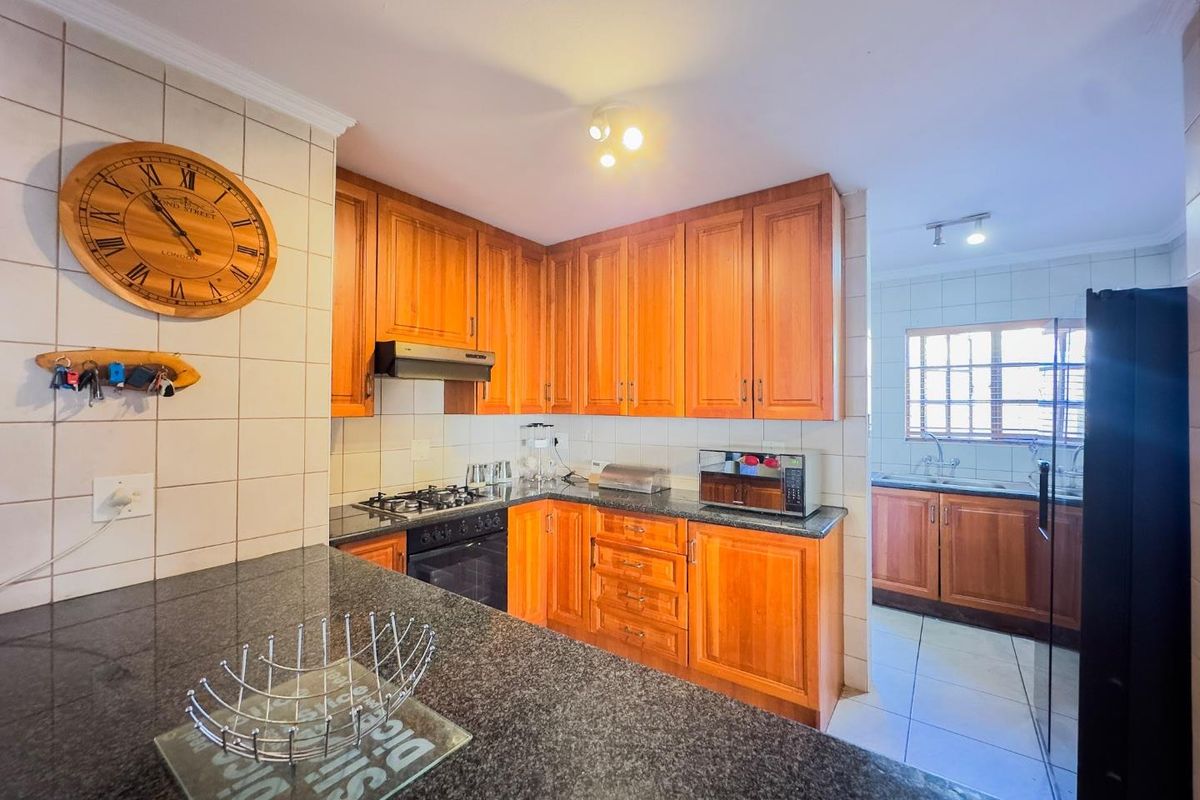 Elegant 3-Bedroom Duplex with an Enclosed Patio - Photo 2