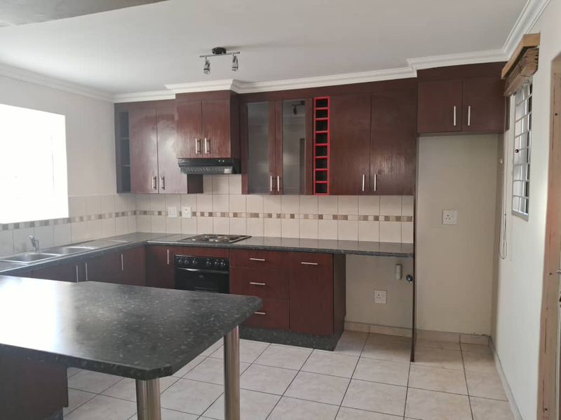 Beautiful Townhouse for Sale in Fairways Complex - Walvis Bay - Photo 8