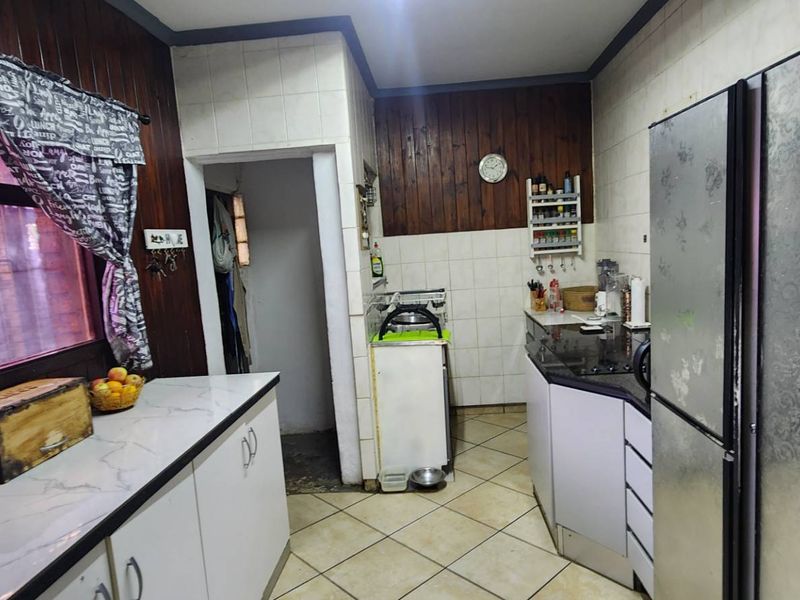 The Renovators Dream. Home with flatlet. - Photo 10