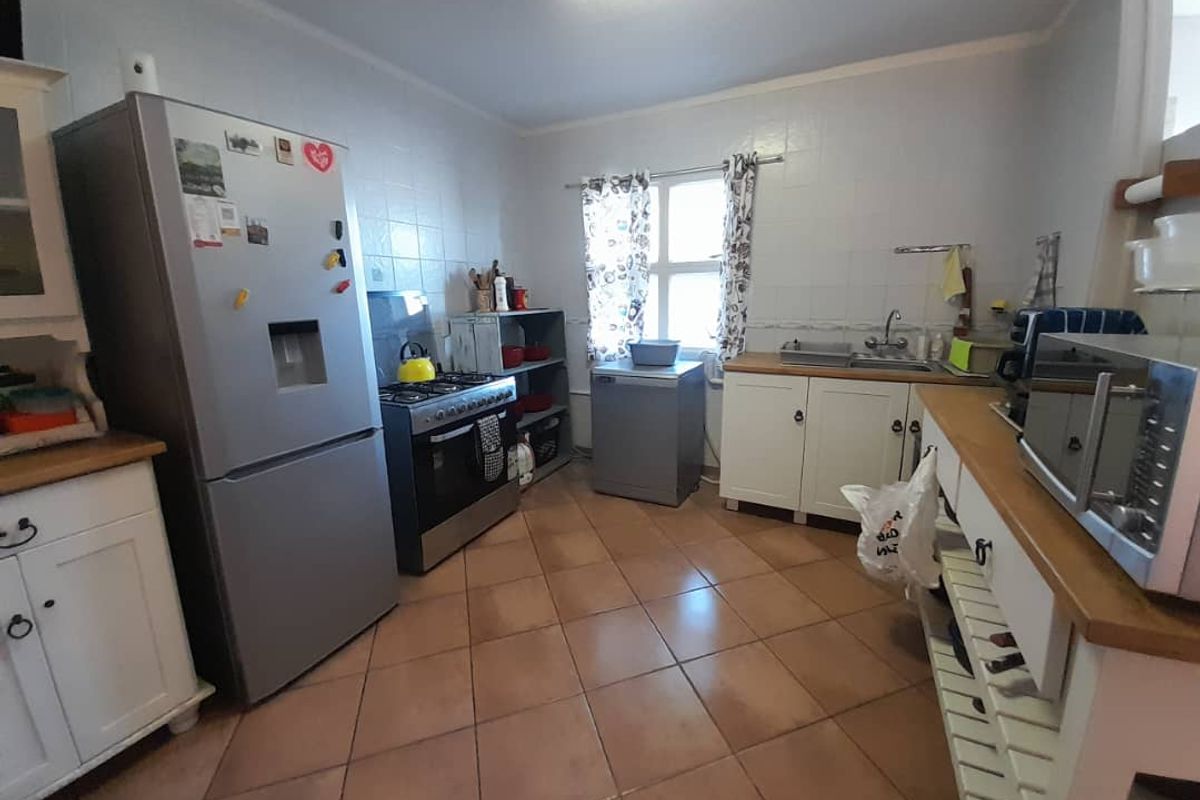 SPACIOUS APARTMENT IN A SAFE COMPLEX! - Photo 5