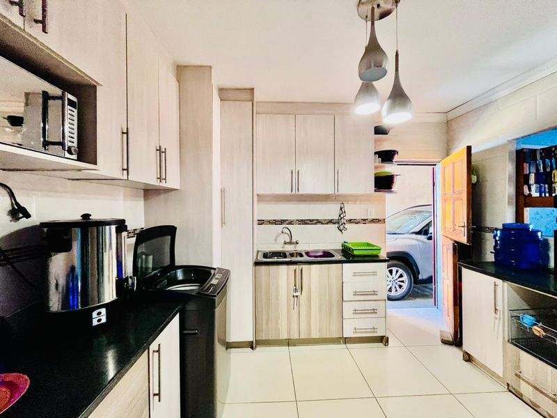 Three bedrooms house for sale in Soshanguve W W - Photo 5