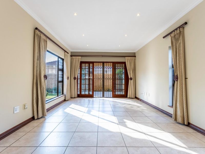 Charming full title, low maintenance face brick home for sale in Farrarmere - Photo 7