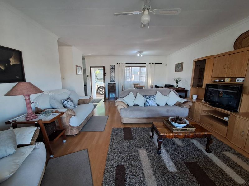 3 Bedroom Townhouse For Sale in Malvern - Photo 2