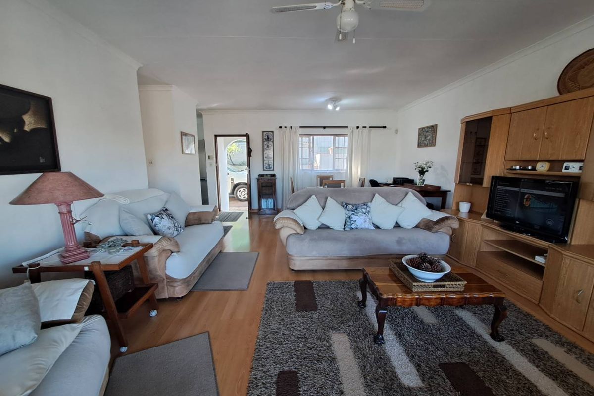 3 Bedroom Townhouse For Sale in Malvern - Photo 2