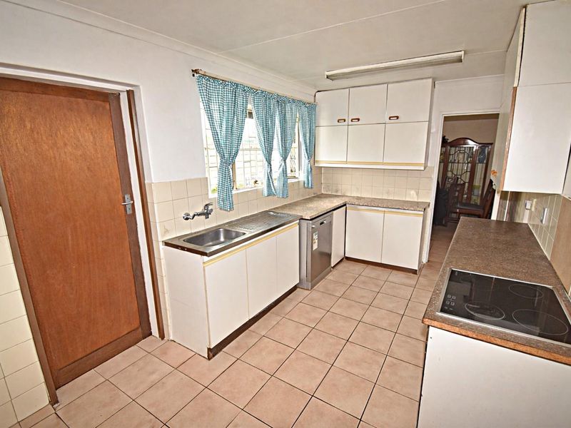 Spacious Family Home - Photo 8