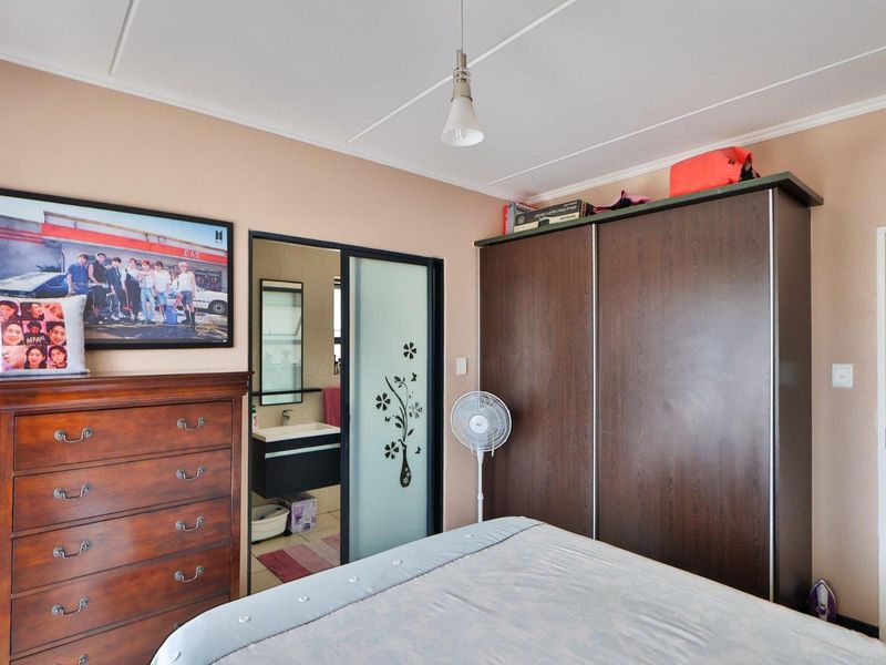 Modern 2-Bedroom Apartment in Central Park! - Photo 8